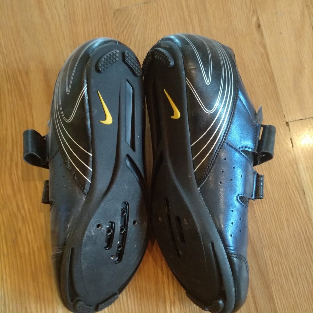 new Nike bicycling shoes, unisex, size 42